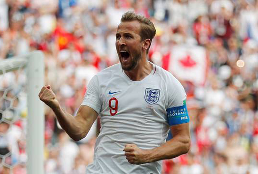 Harry Kane da Inglaterra disputa a bola com jogadores do Panama realizada  neste domingo, 24, no