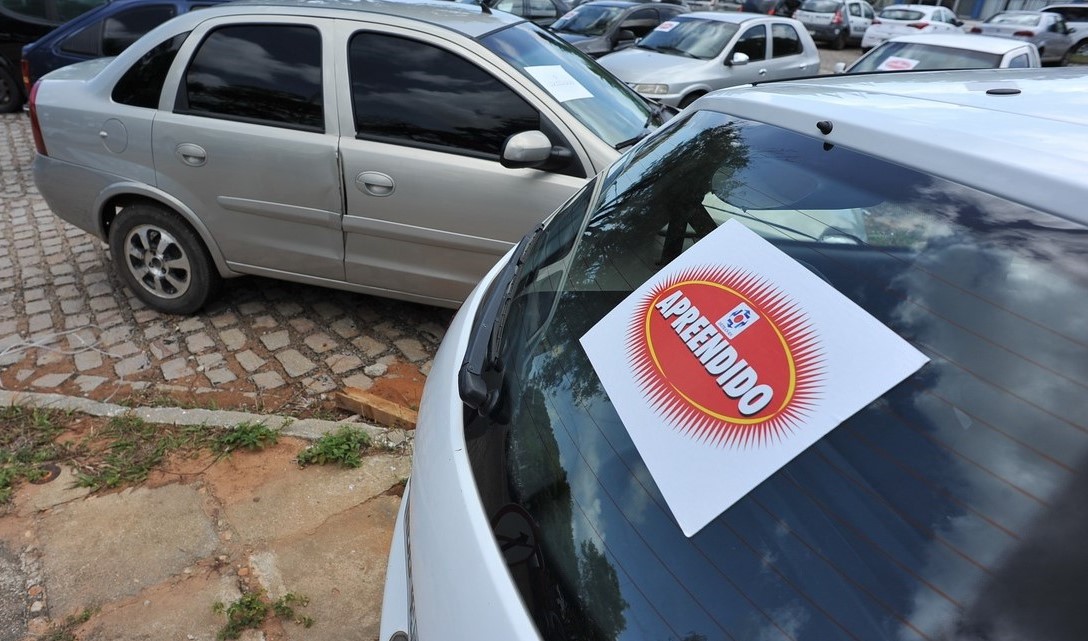 Leilão de carros e motos apreendidos pelo Detran terá lances a