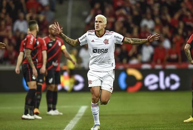 Ex-Flamengo, lateral Isla é anunciado pelo Independiente 