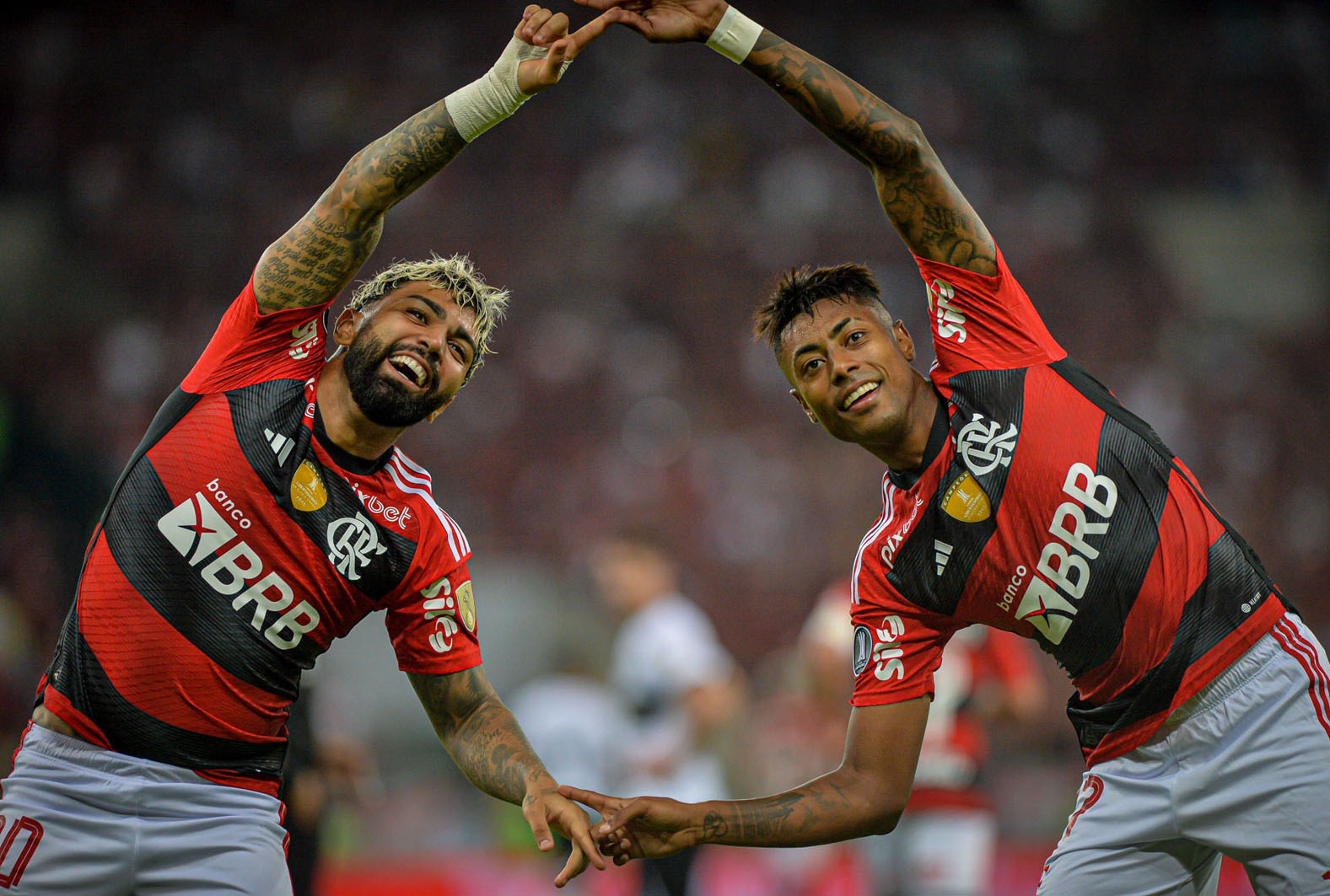 Com gol de Bruno Henrique, Flamengo vence Olimpia no jogo de